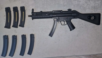 MP5 de la marque Cyma full upgrade avec un garde-main Magpul