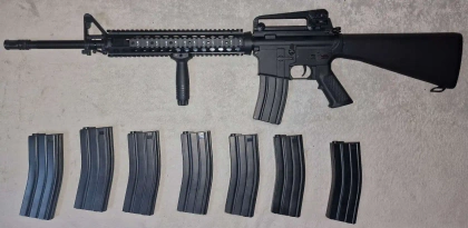 Cyma M16A4 RIS + 7 chargeurs Midcap
