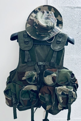 Veste tactique et chapeau