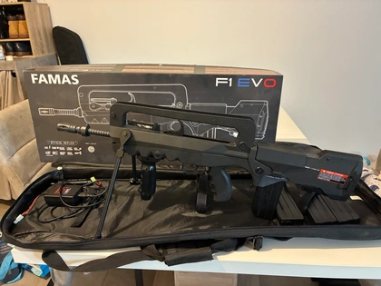 Famas F1 Evo Cybergun jamais utilisé