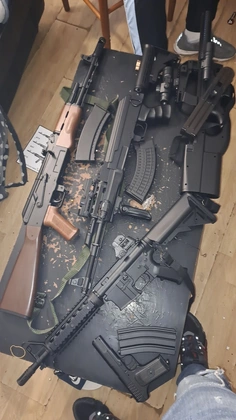 Plusieurs répliques avec batterie et accessoires 