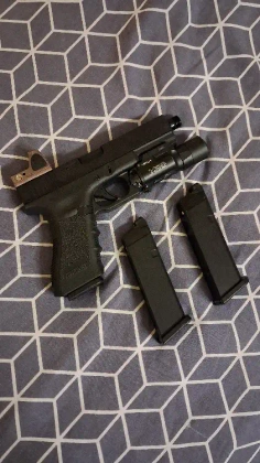 Glock 17 + 3 mag
